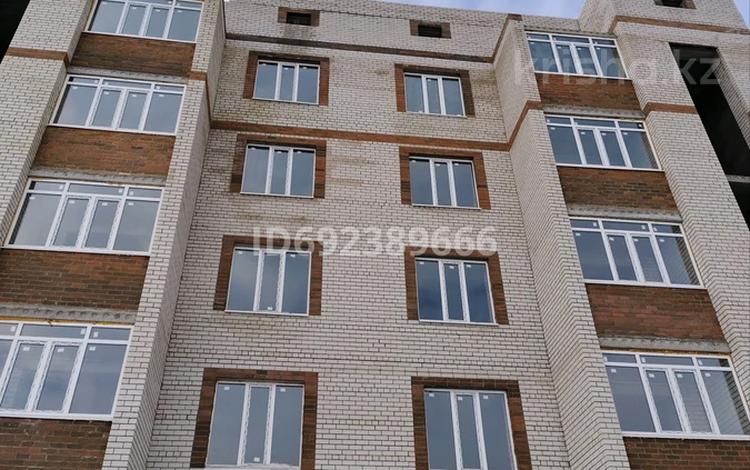 2-комнатная квартира, 62 м², 3/5 этаж, мкр. Алтын орда 353/1 за 14 млн 〒 в Актобе, мкр. Алтын орда — фото 2