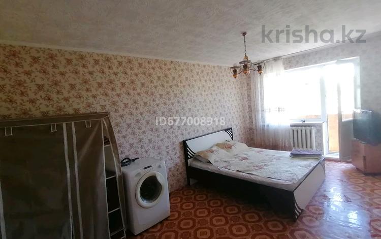 1-комнатная квартира, 42 м², 5/5 этаж посуточно, Муканова 16 за 6 000 〒 в Караганде, Казыбек би р-н — фото 2