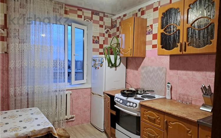 3-комнатная квартира · 65 м² · 8/9 этаж, Майкудук, 15й микрорайон 26/3 за 12.7 млн ₸ в Караганде, Алихана Бокейханова р-н — фото 2