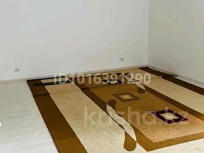 2-бөлмелі пәтер · 77 м² · 3/5 қабат, Әйтеке би 66 — Асау- Барақ көшесімен қиылыста, бағасы: 150 000 ₸ в Актобе, мкр. Курмыш
