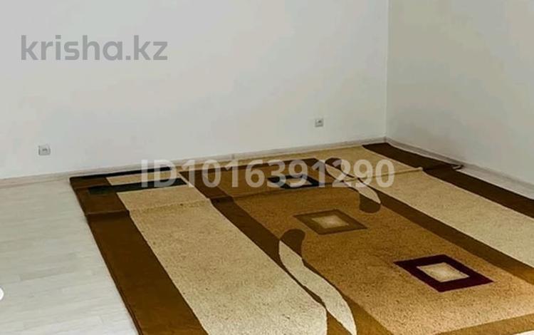 2-бөлмелі пәтер · 77 м² · 3/5 қабат, Әйтеке би 66 — Асау- Барақ көшесімен қиылыста, бағасы: 150 000 ₸ в Актобе, мкр. Курмыш — фото 2