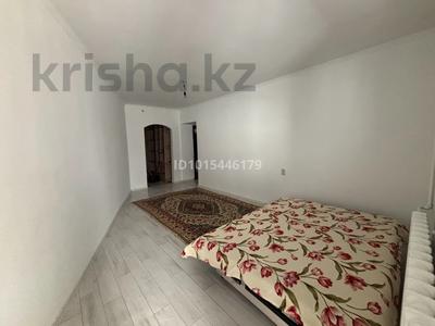 2-комнатная квартира · 61 м² · 1/6 этаж, мкр 8, абулхайр хана 60/3 — ПӘТЕР САТЫЛАДЫ! КЕРЕМЕТ ОРЫНДА! Орналасқан жері өте ыңғайлы! Пәтердің ең үлкен артықшылығы — айналасында адам көп жүретін, барлық қажетті нысандар жақын орналасқан. Жақын жерде 3 мектеп: №21 мектеп №27 мектеп №17 мектеп ️ Бәрі қолжетімді жерде: «Дарина» орталығы «Анвар» «Наурыз» сауда үйі ️ «Алтай» базары «Қазпошта» Көптеген дүкендер Аялдама үйдің дәл қасында! ПОД БИЗНЕС ТЕ ЖАРАЙДЫ! Орналасқан жері өте тиімді болғандықтан, дүкен, кеңсе, оқу орталығы, кабинет, сұлулық саласы және басқа да кәсіп түрлеріне қарастыруға болады. ‍‍‍ Отбасымен тұруға да ыңғайлы: мектептер жақын, дүкендер жанында, көлік қатынасы жақсы. БАРЛЫҒЫ ЖАНЫНДА — УАҚЫТ ТА, ЖОЛ ДА ҮНЕМДЕЛЕДІ! Тұруға да, бизнеске де тиімді нұсқа! Бағасы: келісімді Нақты ақпарат пен көруге жазылу үшін хабарласыңыз! Мұндай орналасқан жердегі пәтерді жіберіп алмаңыз! за 16 млн ₸ в Актобе