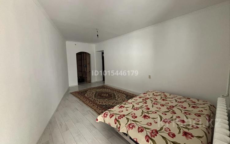 2-бөлмелі пәтер · 61 м² · 1/6 қабат, 2 ш/а., абулхайр хана 60/3 — ПӘТЕР САТЫЛАДЫ! КЕРЕМЕТ ОРЫНДА! Орналасқан жері өте ыңғайлы! Пәтердің ең үлкен артықшылығы — айналасында адам көп жүретін, барлық қажетті нысандар жақын орналасқан. Жақын жерде 3 мектеп: №21 мектеп №27 мектеп №17 мектеп ️ Бәрі қолжетімді жерде: «Дарина» орталығы «Анвар» «Наурыз» сауда үйі ️ «Алтай» базары «Қазпошта» Көптеген дүкендер Аялдама үйдің дәл қасында! ПОД БИЗНЕС ТЕ ЖАРАЙДЫ! Орналасқан жері өте тиімді болғандықтан, дүкен, кеңсе, оқу орталығы, кабинет, сұлулық саласы және басқа да кәсіп түрлеріне қарастыруға болады. ‍‍‍ Отбасымен тұруға да ыңғайлы: мектептер жақын, дүкендер жанында, көлік қатынасы жақсы. БАРЛЫҒЫ ЖАНЫНДА — УАҚЫТ ТА, ЖОЛ ДА ҮНЕМДЕЛЕДІ! Тұруға да, бизнеске де тиімді нұсқа! Бағасы: келісімді Нақты ақпарат пен көруге жазылу үшін хабарласыңыз! Мұндай орналасқан жердегі пәтерді жіберіп алмаңыз!, бағасы: 16 млн ₸ в Актобе, мкр 8 — фото 2