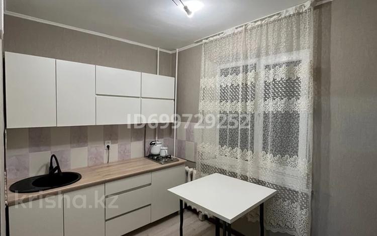 1-комнатная квартира · 35 м² · 3/5 этаж, 4 мкр 6 за 130 000 〒 в Аксае — фото 2