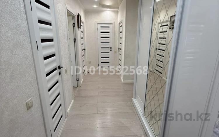 3-бөлмелі пәтер · 85 м² · 8/9 қабат, Центральный ш/а., Б Момышулы 25, бағасы: 300 000 ₸ в Атырау, мкр Центральный — фото 2
