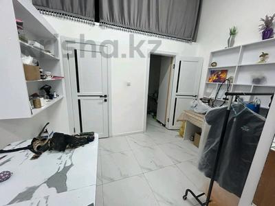 Свободное назначение, офисы, магазины и бутики, общепит, салоны красоты, медцентры и аптеки, развлечения, конференц-залы, кабинеты и рабочие места · 60 м² за 370 000 ₸ в Астане, Есильский р-н