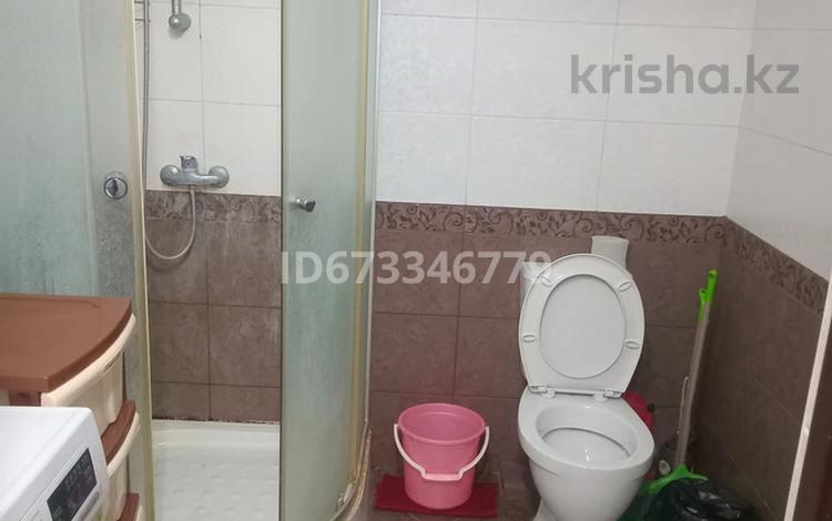 1-комнатная квартира · 80 м² · 2/3 этаж, мкр Центральный, Азаттык 80 за 8 000 ₸ в Атырау — фото 9