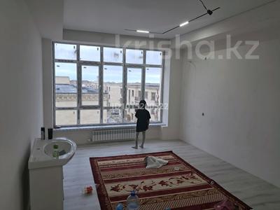 2-бөлмелі пәтер · 77 м² · 4/5 қабат, Самал ш/а., мкрн Самал 15, бағасы: 29 млн ₸ в Атырау, мкр Самал