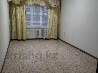 2-комнатная квартира, 49 м², 2/5 этаж, мкр 5 1 за 11.5 млн 〒 в Актобе, мкр 5