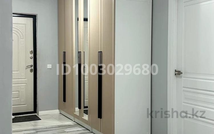 2-комнатная квартира · 70 м² · 4/5 этаж, мкр Нурсая 67 за 220 000 ₸ в Атырау — фото 2