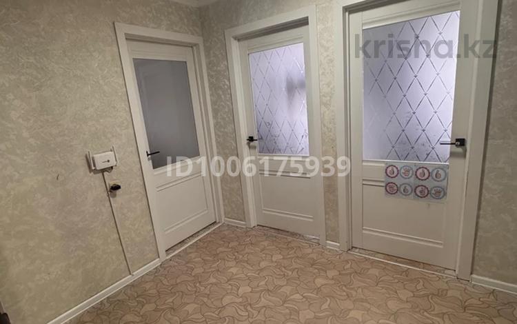 3-комнатная квартира · 63 м² · 4/5 этаж, Майкудук, 18й микрорайон 24 за 16 млн ₸ в Караганде, Алихана Бокейханова р-н — фото 2