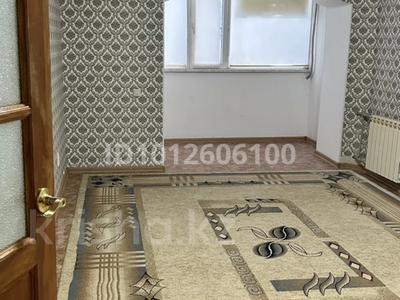 2-бөлмелі пәтер · 60 м² · 4/10 қабат, 12 ш/а. — Возле супермаркета Дина, бағасы: 140 000 ₸ в Актобе, мкр 12
