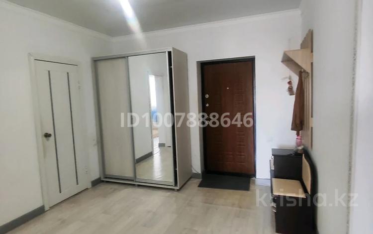 2-комнатная квартира · 74 м² · 4/6 этаж, мкр. Алтын орда, Мкрн Батыс-2 29,1 — Автоцонның артындағы үйлер за 130 000 〒 в Актобе — фото 2