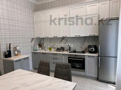 2-комнатная квартира, 68 м², 3 этаж помесячно, Исатая Тайманова 48 за 170 000 〒 в Атырау