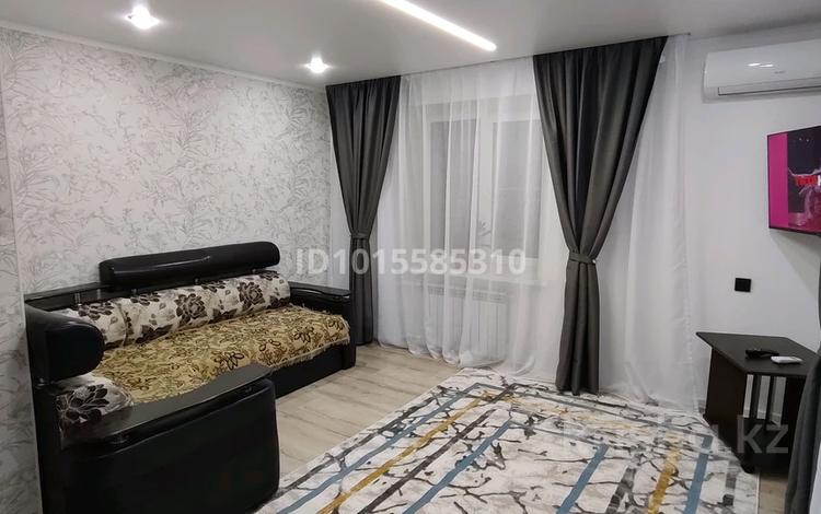 2-бөлмелі пәтер · 55 м² · 5/9 қабат, Курмангазы 152 — Абая, Ихсанова, бағасы: 20 000 ₸ в Уральске, мкр Школьник — фото 2