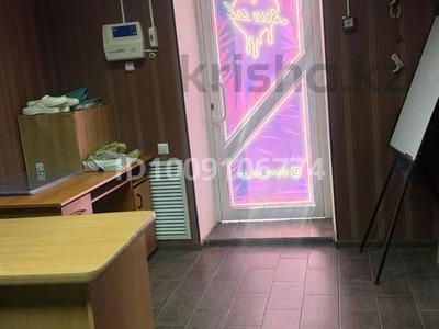 Офисы, салоны красоты, медцентры и аптеки, образование, конференц-залы, кабинеты и рабочие места, студии · 100 м² за 300 000 〒 в Костанае