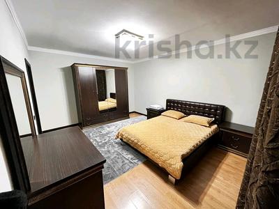 3-бөлмелі пәтер, 90 м², 3/5 қабат тәулігіне, мкр. 4 8 — 4 Мкр, бағасы: 25 000 〒 в Уральске, мкр. 4