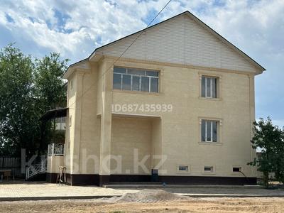 Отдельный дом • 5 комнат • 300 м² • 8 сот., Уалиханова за 58 млн 〒 в 