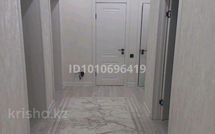 3-комнатная квартира · 90 м² · 1/5 этаж, мкр. Алтын орда 49р за 33 млн ₸ в Актобе — фото 2