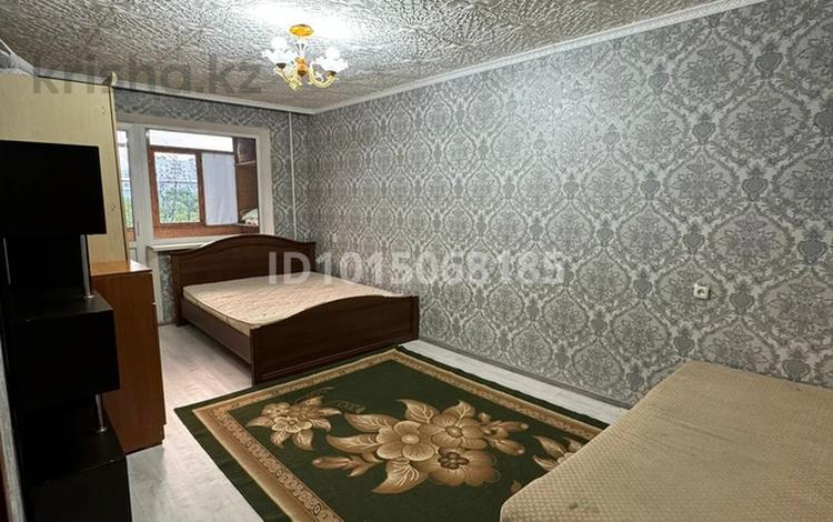 1-комнатная квартира · 32 м² · 4/5 этаж, мкр Юго-Восток, 28й микрорайон — Республика-муканова за 15 млн ₸ в Караганде, Казыбек би р-н — фото 2