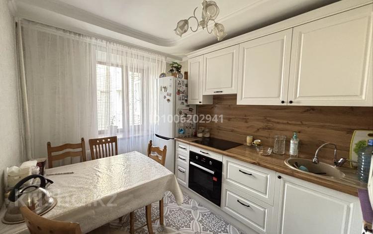 3-комнатная квартира · 65 м² · 9/10 этаж, Жамакаева 77 за 32 млн 〒 в Семее — фото 2