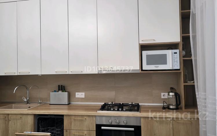 2-комнатная квартира · 64 м² · 7/9 этаж, мкр Нурсая, Абулхайр-хана 63 за 350 000 ₸ в Атырау — фото 2