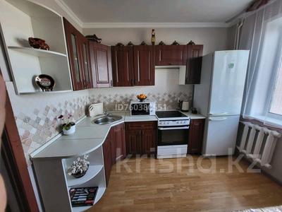 4-комнатная квартира · 76 м² · 8/10 этаж, Майкудук, Майкудук, мкр Голубые пруды 6 за 27 млн 〒 в Караганде, Алихана Бокейханова р-н