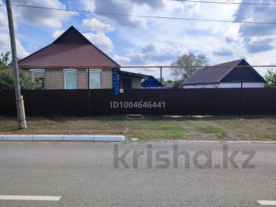 Отдельный дом · 4 комнаты · 80 м² · 10 сот., Джамбульская 42 — Район первой школы.рядом. Байтерек магазин. за 17 млн 〒 в Аксае