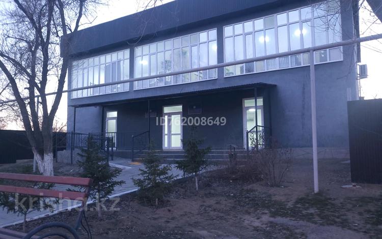 Свободное назначение, офисы, магазины и бутики, склады, салоны красоты, фитнес и спорт, медцентры и аптеки, образование, развлечения, конференц-залы, кабинеты и рабочие места, студии · 240 м² за 960 000 〒 в Конаеве — фото 2