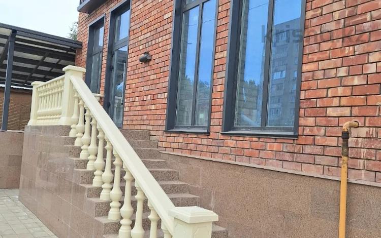 Свободное назначение, офисы, магазины и бутики, общепит, салоны красоты, медцентры и аптеки, образование, развлечения · 185.6 м² за 105 млн 〒 в Уральске — фото 4