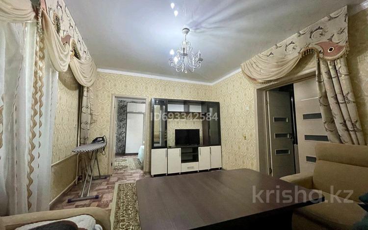 3-комнатная квартира · 80 м² · 1 этаж · посуточно, Толе Би — Пушкина за 15 000 〒 в Кентау — фото 3