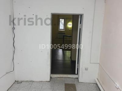 Офисы, магазины и бутики, склады, салоны красоты, образование, развлечения, кабинеты и рабочие места, студии · 10 м² за 4 000 〒 в Караганде, Казыбек би р-н