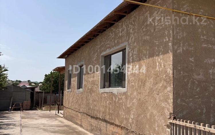 Бір қарт өзін жұлқылайды Жас жігіттің үлкен жыныс мүшесі