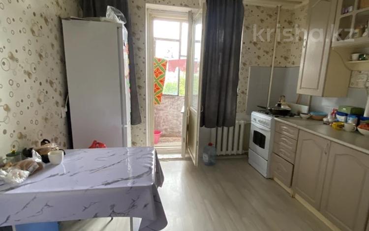 2-бөлмелі пәтер · 54 м² · 4/5 қабат, Қонаев ш/а. 8, бағасы: 18 млн ₸ в Уральске, мкр Кунаева — фото 2