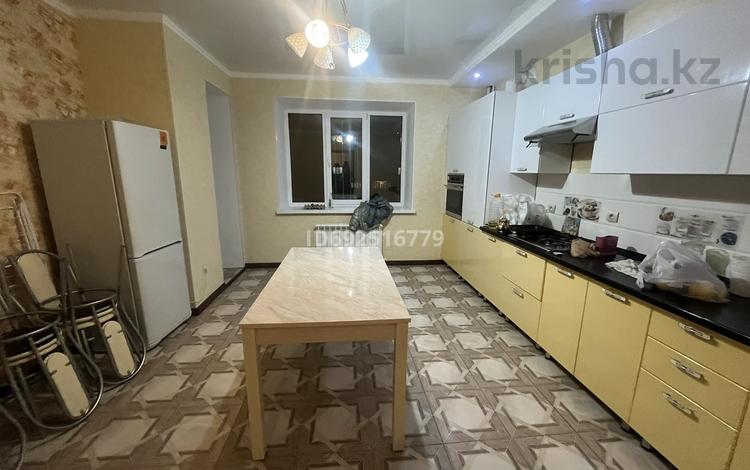 2-комнатная квартира, 104 м², 3/5 этаж помесячно, мкр. Алтын орда 16/1 — Ана Тагзымы,103 за 200 000 〒 в Актобе, мкр. Алтын орда — фото 2