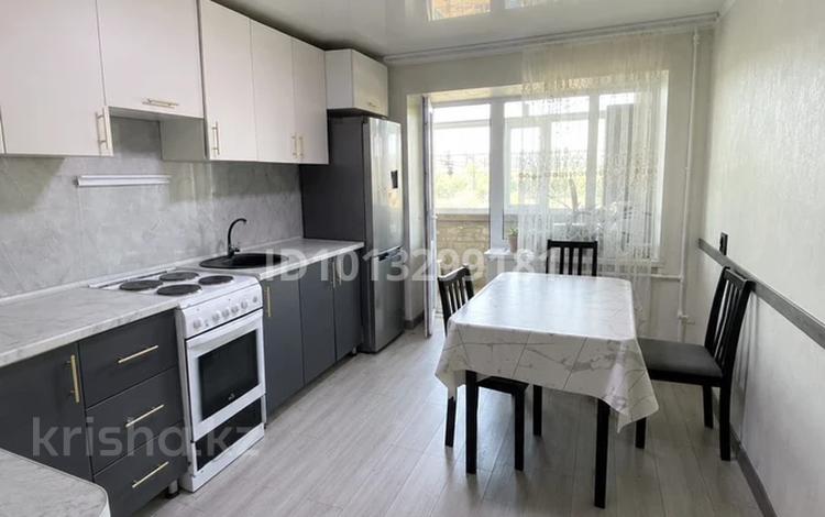 3-комнатная квартира · 81 м² · 3/5 этаж, Мәңгілік ел 9А — * поликлиника; * отдел полиции; * детские сады «Гүлдер» и «Қарлығаш»; * гимназия; * школа №19; * рынок. за 26 млн ₸ в Сатпаев — фото 2