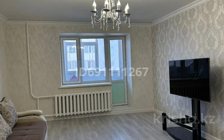 3-комнатная квартира, 77 м², 4/10 этаж, Азербаева 6/4 — Жумабаева-Азербаева