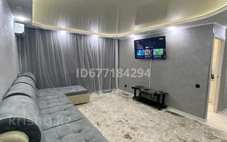 3-бөлмелі пәтер, 70 м², 2/9 қабат тәулігіне, Сатпаева, бағасы: 35 000 〒 в Усть-Каменогорске — фото 2