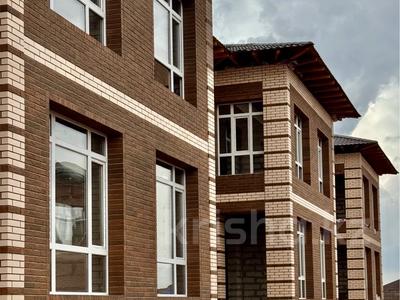 Часть дома · 8 комнат · 275 м² · 1.4 сот., мкр Кунгей , Турекулова 42 за 67 млн 〒 в Караганде, Казыбек би р-н