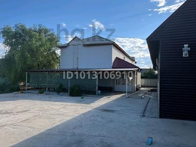 Часть дома · 4 комнаты · 200 м² · 10 сот., Акын Иманжана 15/1 — Напротив Тусупбекова, переулок Казахстанский за 80 млн ₸ в Жезказгане