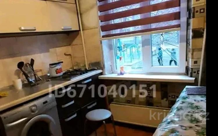 1-бөлмелі пәтер · 40 м² · 1/5 қабат, Айнабұлақ-3 ш/а. 95, бағасы: 12 000 ₸ в Алматы, Жетысуский р-н — фото 2