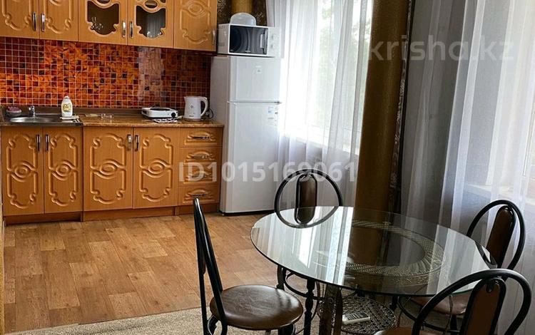 2-бөлмелі пәтер · 45 м² · 4/5 қабат, Назарбаева 3/1 — Район Дворца спорта, напротив "Даниэля", за магазином "Статус", бағасы: 16 000 ₸ в Усть-Каменогорске, Ульбинский — фото 2