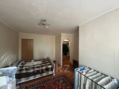 1-комнатная квартира, 35 м², 1/3 этаж, масина за 7.5 млн 〒 в Уральске