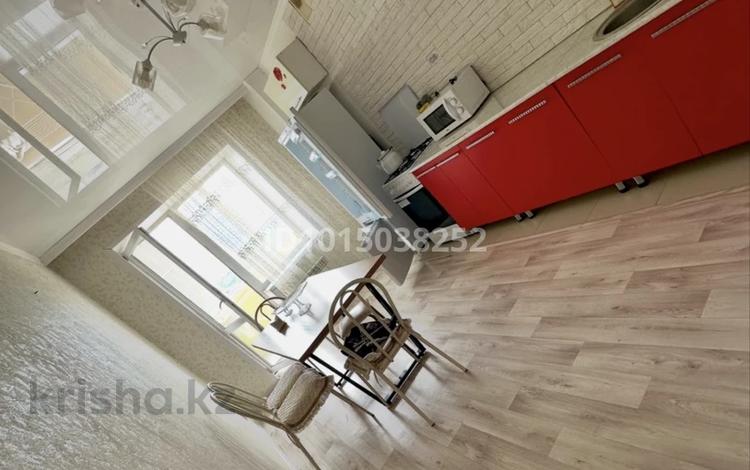 2-бөлмелі пәтер · 65 м² · 8/9 қабат, Кердери 120 — Сарайшык, бағасы: 250 000 ₸ в Уральске, мкр Школьник — фото 2