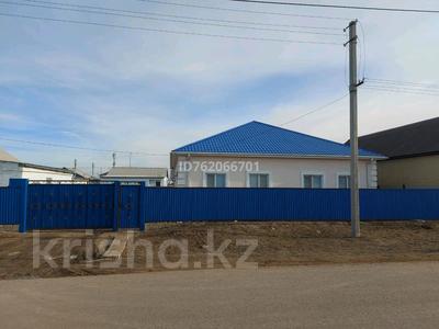 Жер үй мен саяжайлар в Атырауской обл.: Үйдің бір бөлігі · 4 бөлме · 132.9 м² · 990 сот., мкр Аксай, Атырау 31, бағасы: 25 млн 〒 Үйдің бір бөлігі · 4 бөлме · 132.9 м² · 990 сот., мкр Аксай, Атырау 31, бағасы: 25 млн 〒