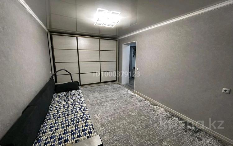 1-бөлмелі пәтер · 32 м² · 2/4 қабат, 1 мкр 11, бағасы: 15 млн ₸ в Конаеве — фото 2