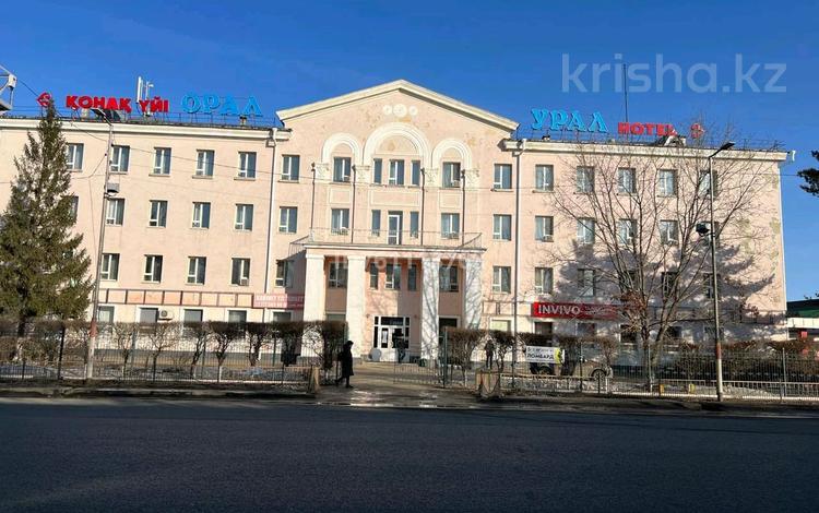 Свободное назначение, офисы, магазины и бутики, общепит, салоны красоты, бани, гостиницы и зоны отдыха · 3604 м² за ~ 1.6 млрд ₸ в Уральске — фото 2