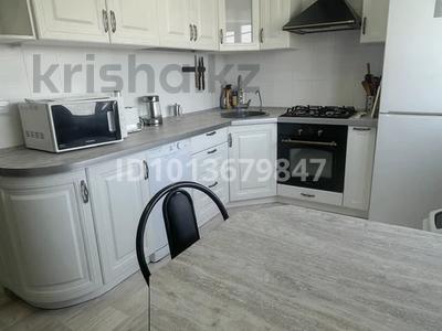 4-комнатная квартира · 70 м² · 5/5 этаж, 10 микрорайон 11 — Перед школой #6 за 300 000 ₸ в Аксае
