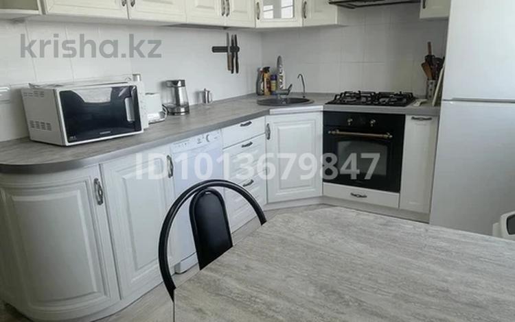 4-комнатная квартира · 70 м² · 5/5 этаж, 10 микрорайон 11 — Перед школой #6 за 300 000 ₸ в Аксае — фото 2
