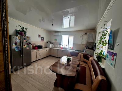 Отдельный дом · 2 комнаты · 100 м², Жиенбаева 127/А за 150 000 〒 в Актобе, мкр Гормолзавод